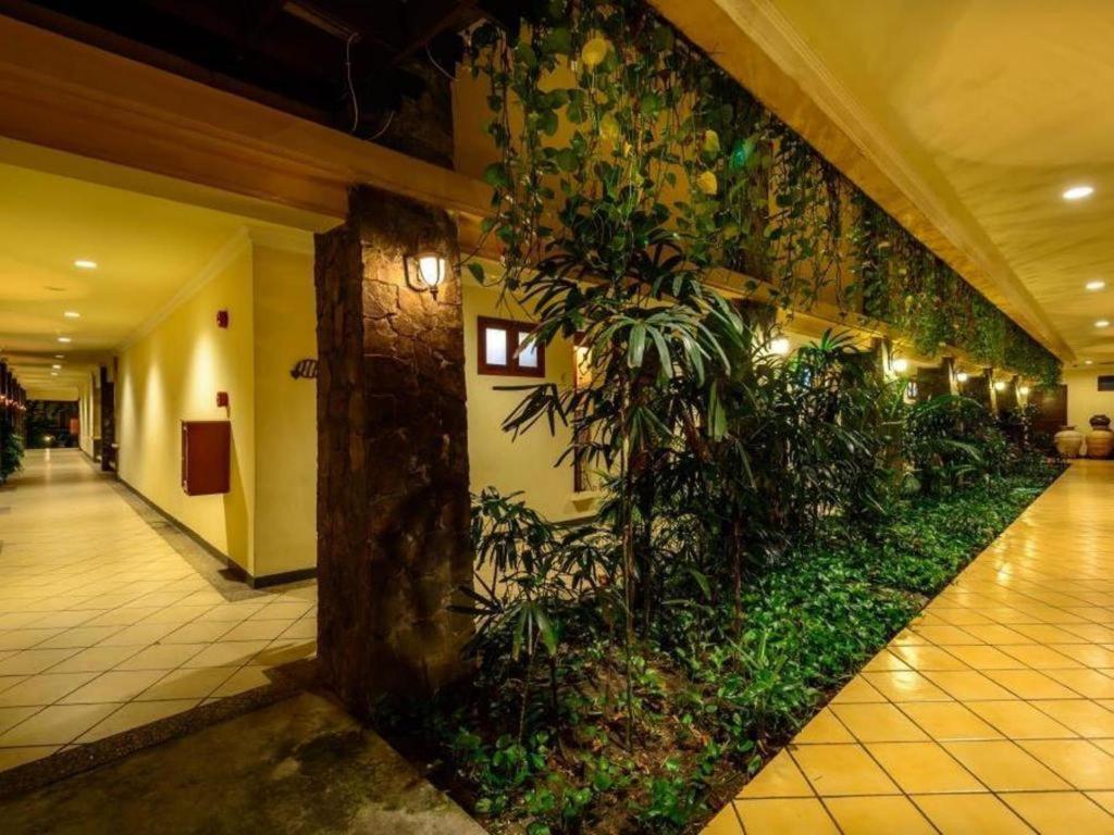 Lotus Garden Hotel Кедірі Екстер'єр фото
