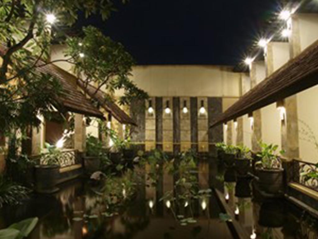 Lotus Garden Hotel Кедірі Екстер'єр фото