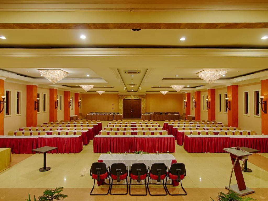 Lotus Garden Hotel Кедірі Екстер'єр фото