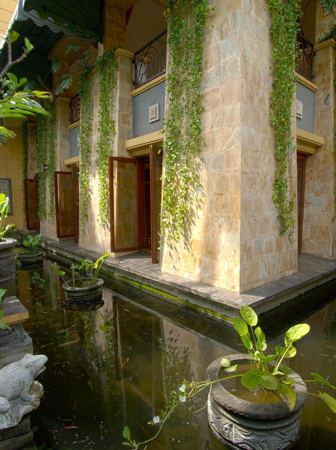 Lotus Garden Hotel Кедірі Екстер'єр фото