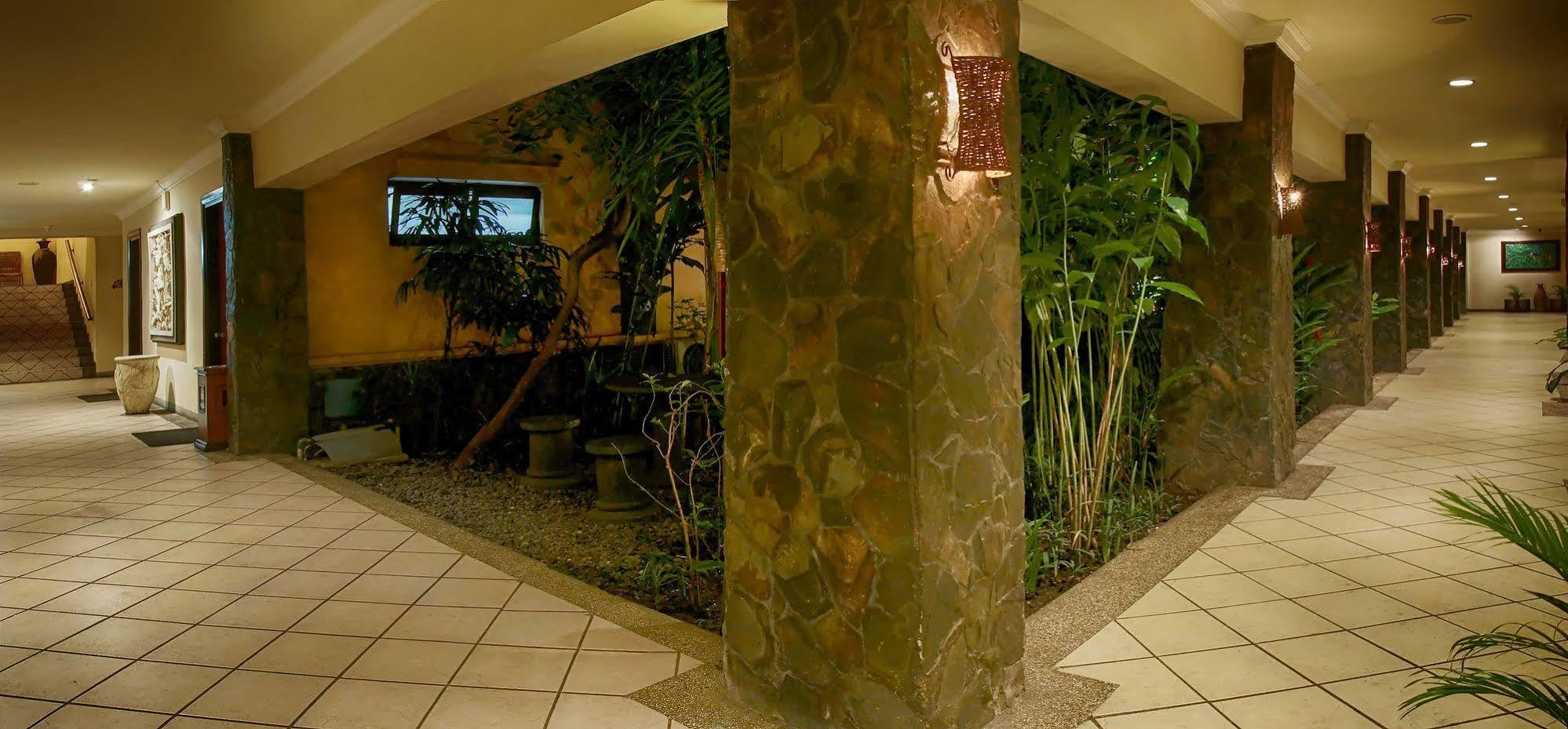 Lotus Garden Hotel Кедірі Екстер'єр фото